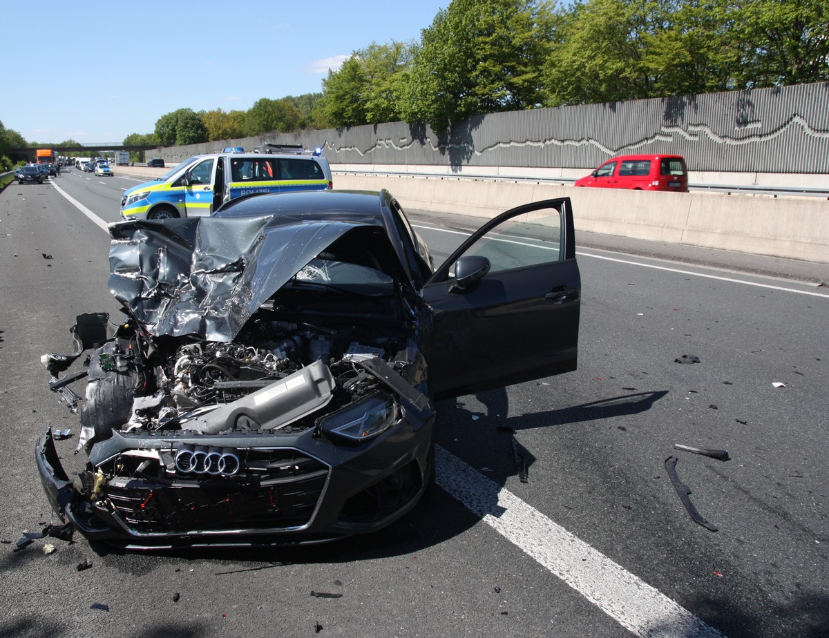 POL-BI: Komplettsperrung nach Auffahrunfall auf der A 30