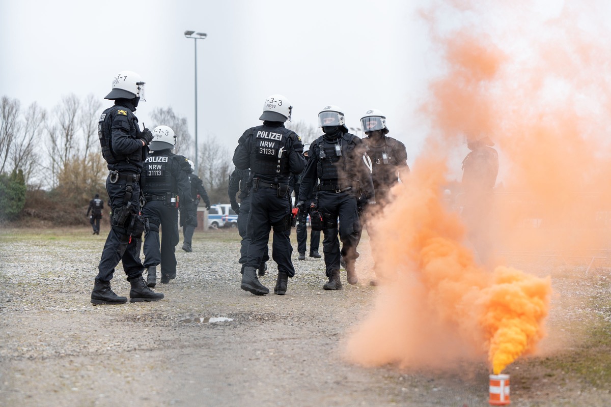 POL-AC: Einsatzübung der Hundertschaft am Aachener Tivoli