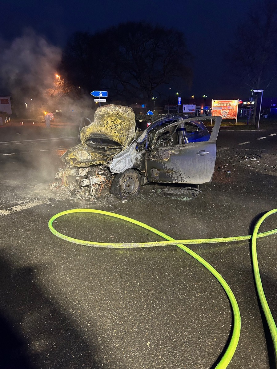 FW Dinslaken: Verkehrsunfall mit zwei PKW