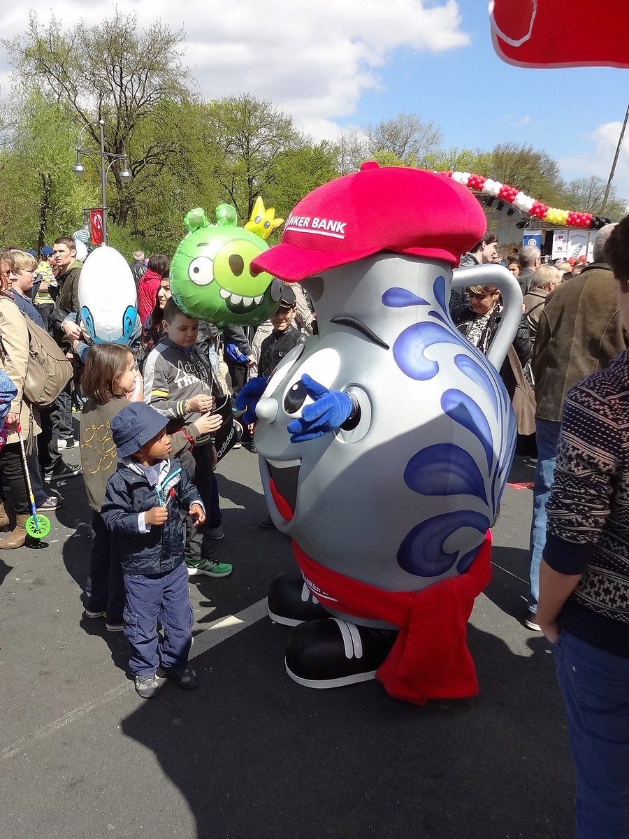 Bei Groß und Klein gefragt / Internationales Kinderfest in Berlin erneut ein tolles Erlebnis / Sympathieträger &quot;Bembelino&quot; und Fotoaktion mit großer Resonanz (BILD)