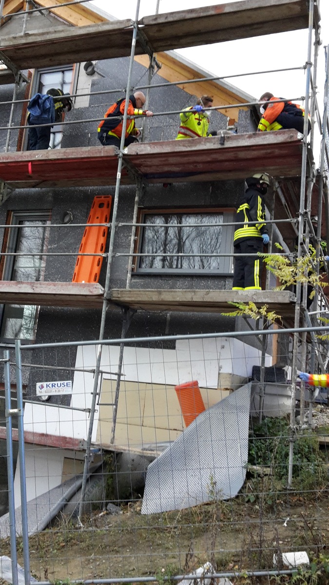 FW-EN: Arbeitsunfall auf Baustelle -Menschenrettung über Drehleiter