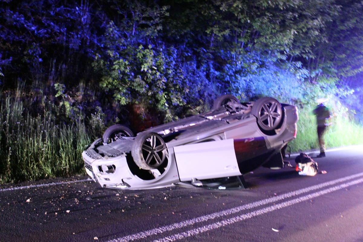 POL-OE: Auto landet auf dem Dach