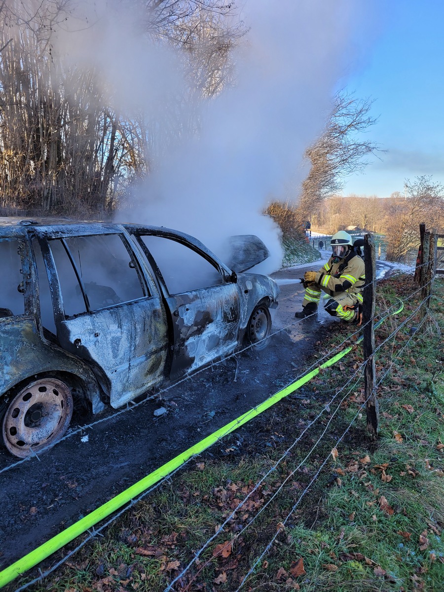 FW-PL: Ortsteil Kückelheim - Gemeldeter Flächenbrand stellt sich als brennender PKW heraus