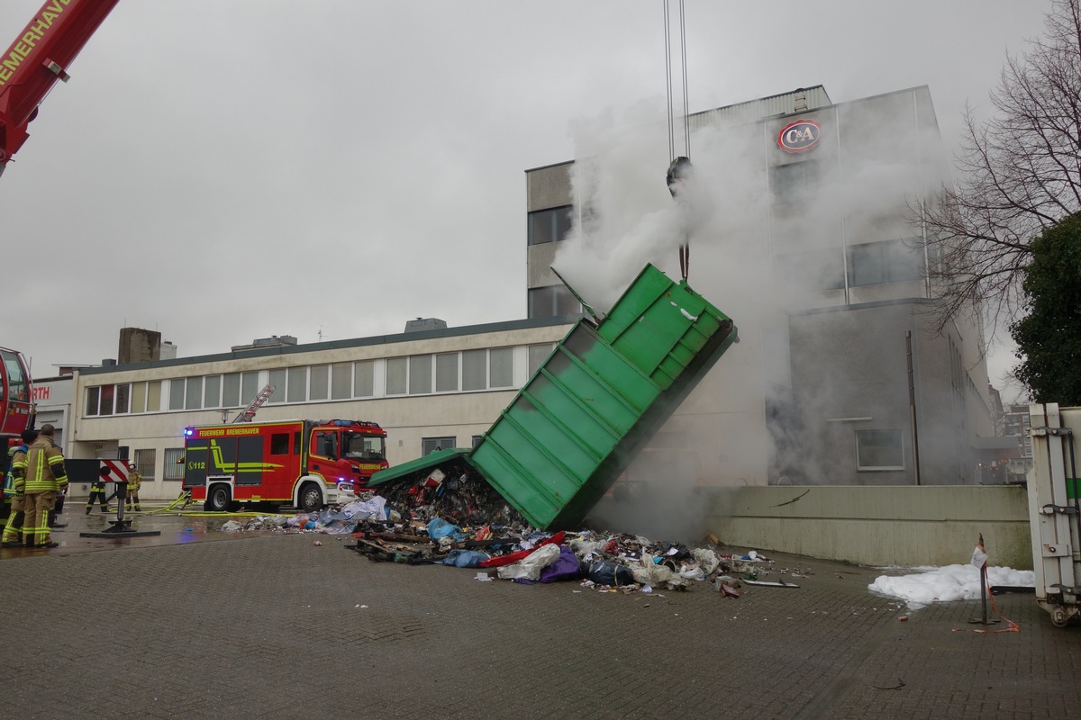 FW Bremerhaven: Restmüllcontainer im Bereich der Laderampe Warenhaus Karstadt