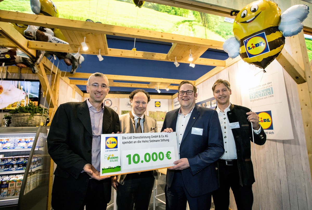 Lidl spendet 20.000 Euro an die Heinz Sielmann Stiftung und den Landesverband Bayerischer Imker / Scheckübergabe auf der Internationalen Grünen Woche 2018 in Berlin (FOTO)