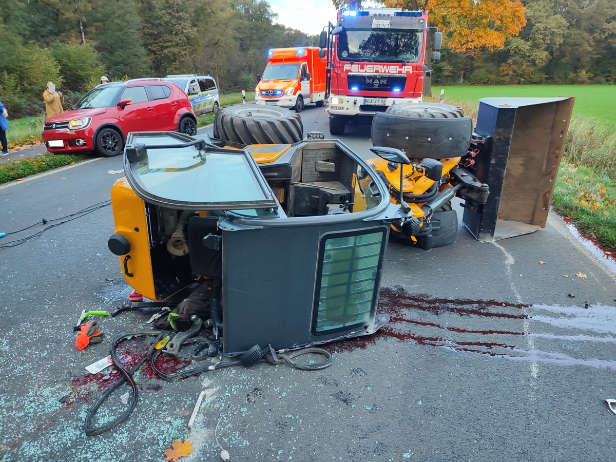 FW-KLE: Bus kollidiert mit Kleinbagger