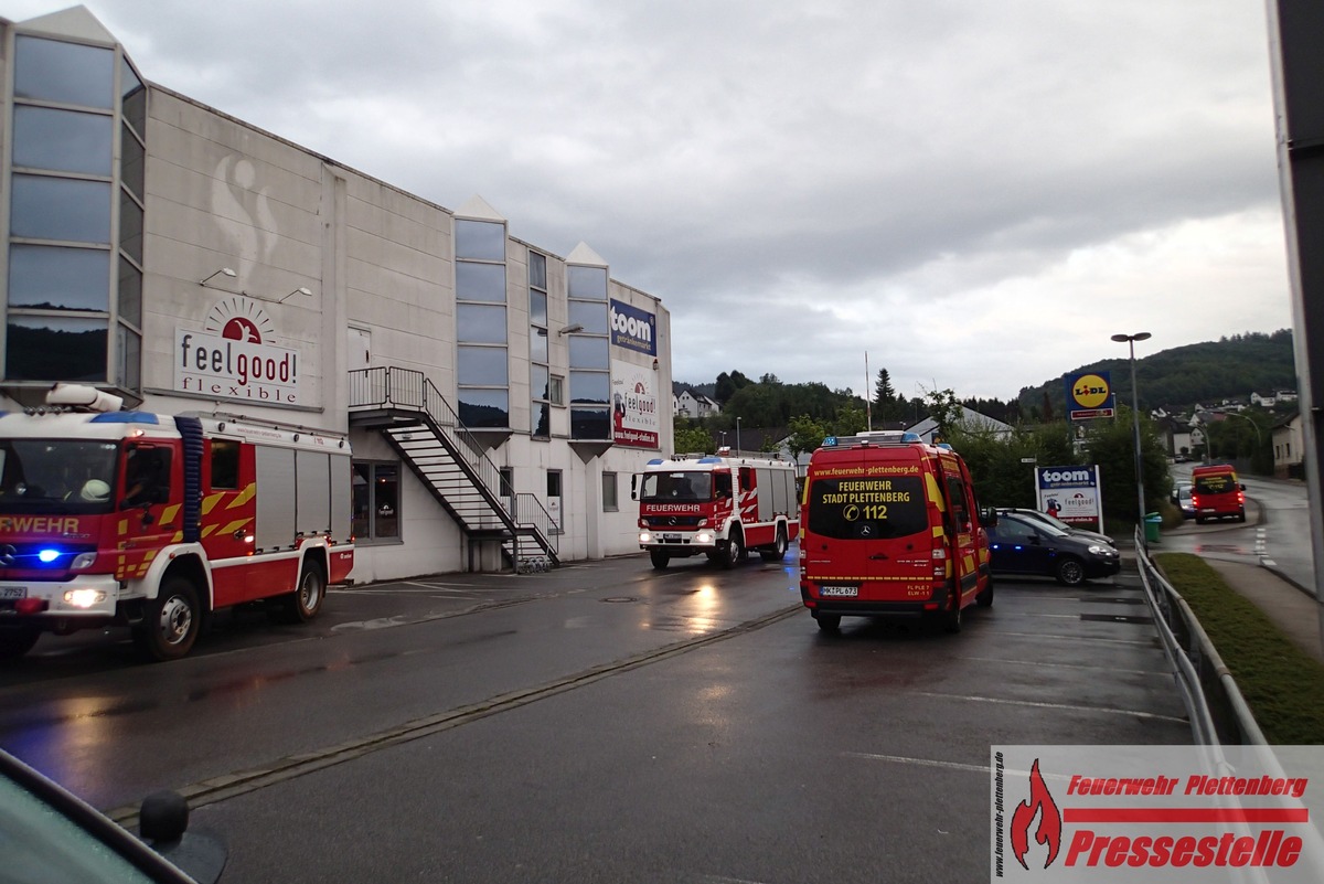 FW-PL: OT-Stadtmitte. Explosionsartiger Knall sorgt für erweiterte Alarmierung der Rettungskräfte