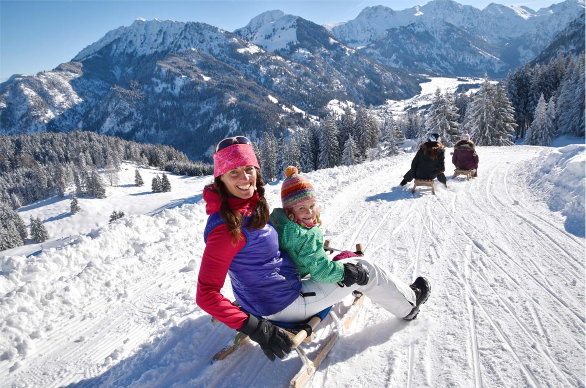 Energie- und Adrenalinschub für Rodelfans und Winterwanderer - Das Imberger Horn in Bad Hindelang lockt mit Sonne pur und toller Fernsicht