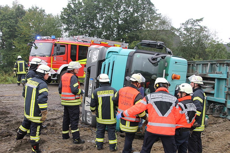 FW-WRN: Person aus umgekippten Baustellen LKW befreit