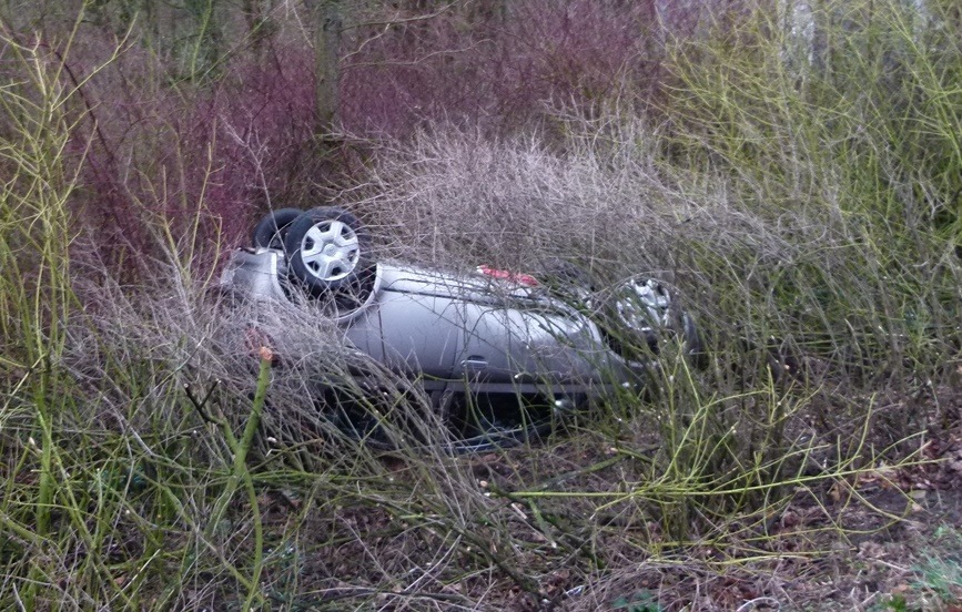 POL-MI: Unfall unter Alkoholeinfluss - Auto überschlägt sich