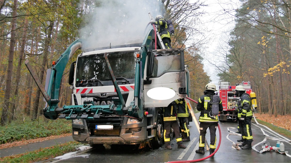 FW Celle: Müllpressfahrzeug brennt auf Landstraße