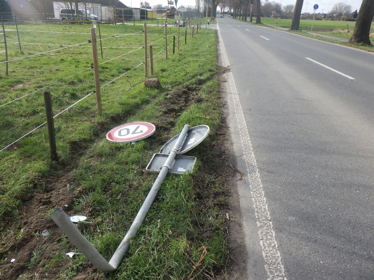 POL-KLE: Kalkar - Verkehrsschild beschädigt / Zeugen nach Unfallflucht beschädigt