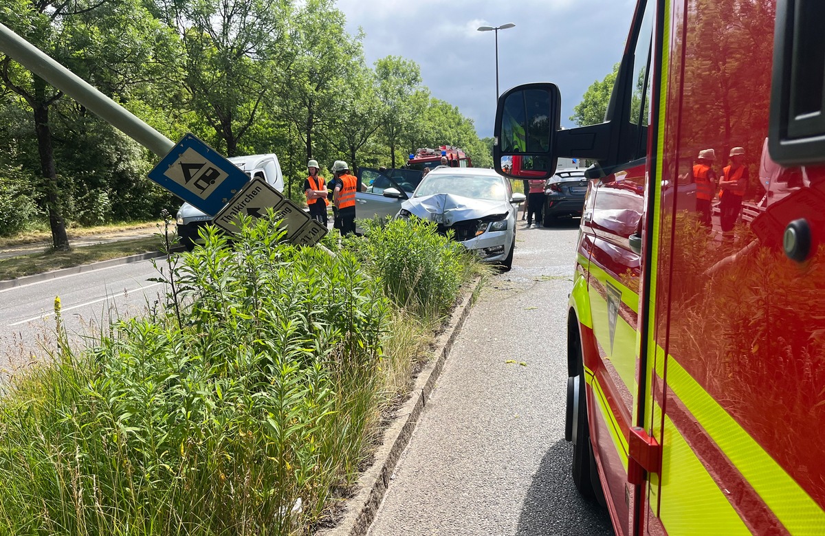 FW-M: Schwangere Frau kracht gegen Lichtmast (Moosach)