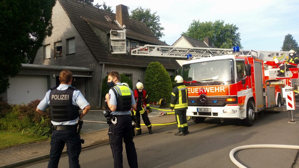 FW-NE: Zimmerbrand in einem Einfamilienhaus