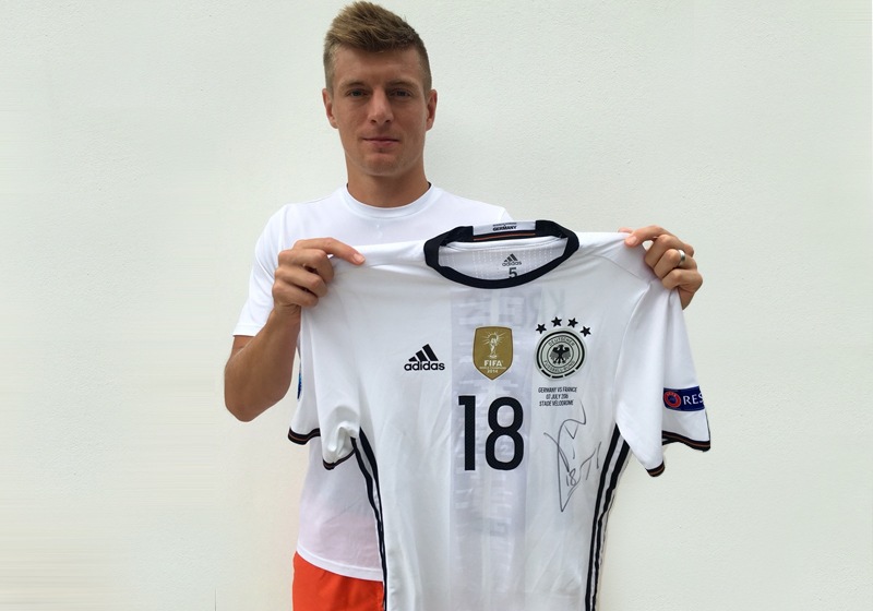 Toni Kroos spendet einmaliges EM-Andenken / Nationalspieler versteigert bei United Charity sein getragenes Trikot aus dem EM-Halbfinale / Erlös fließt zu 100 Prozent an die Toni Kroos Stiftung