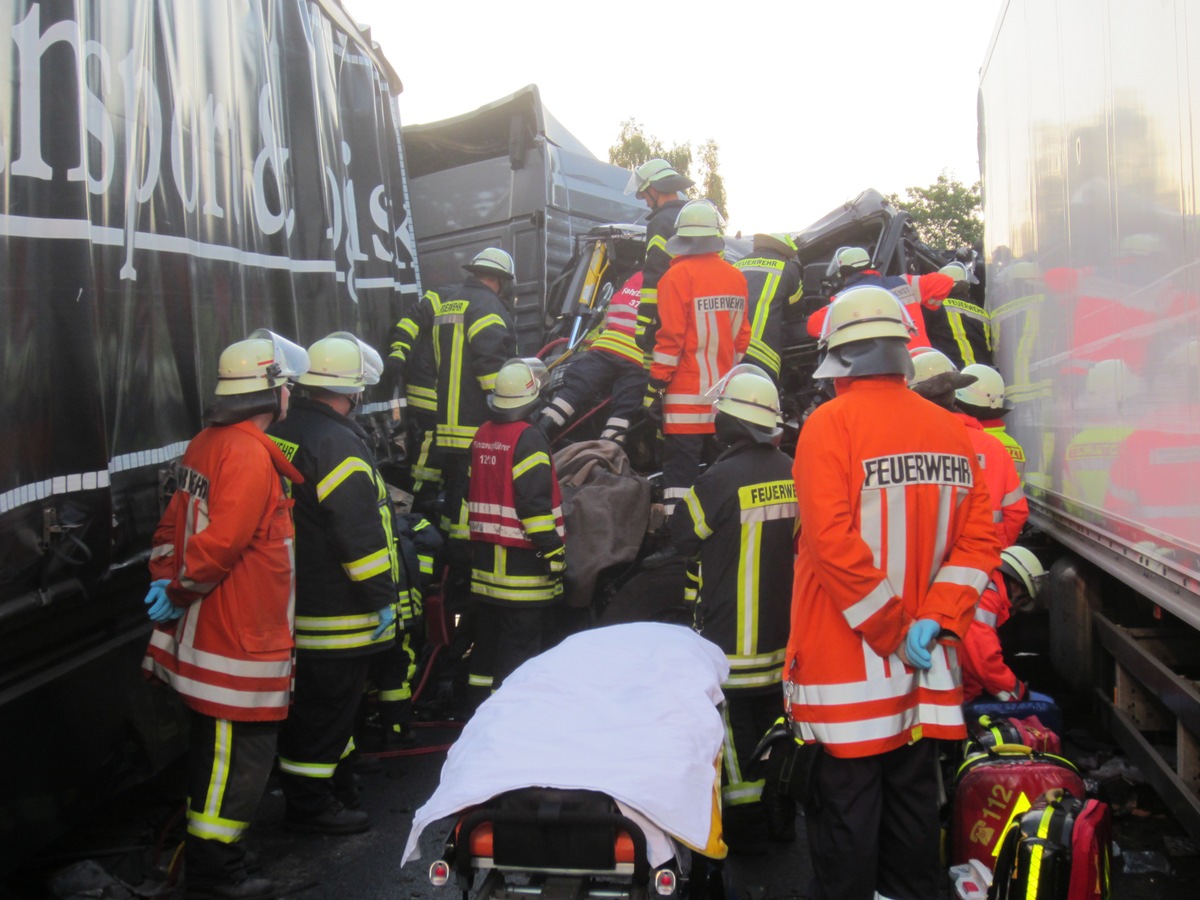 POL-WL: Unfall mit vier Lkw auf dem Parkplatz Hittfeld