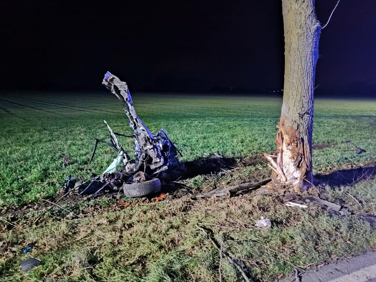 FW-KLE: Fahrzeug in zwei Teile gerissen/ 22jähriger Fahrer verletzt