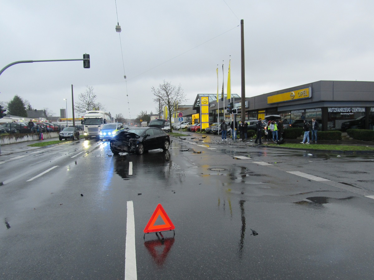 POL-ME: Verkehrsunfall mit mehreren verletzten Personen - Langenfeld- 2012116