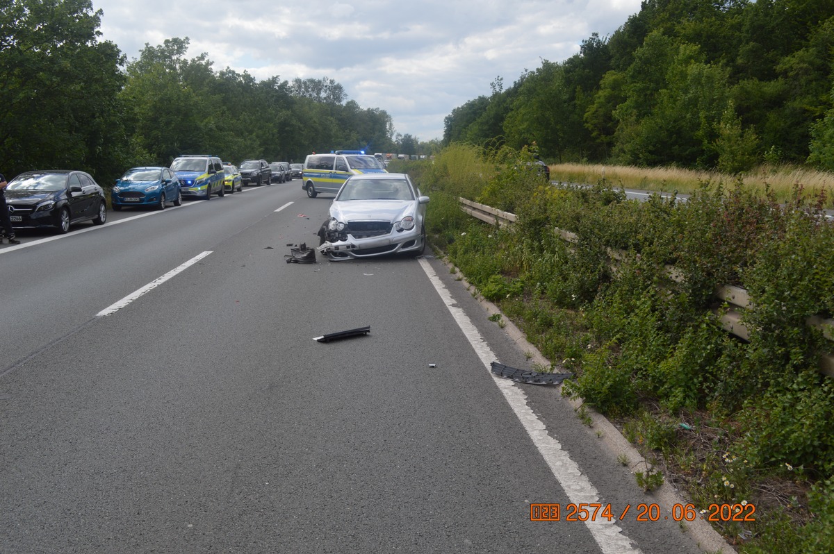 POL-NI: Sperrung der B 65 nach zwei Verkehrsunfällen