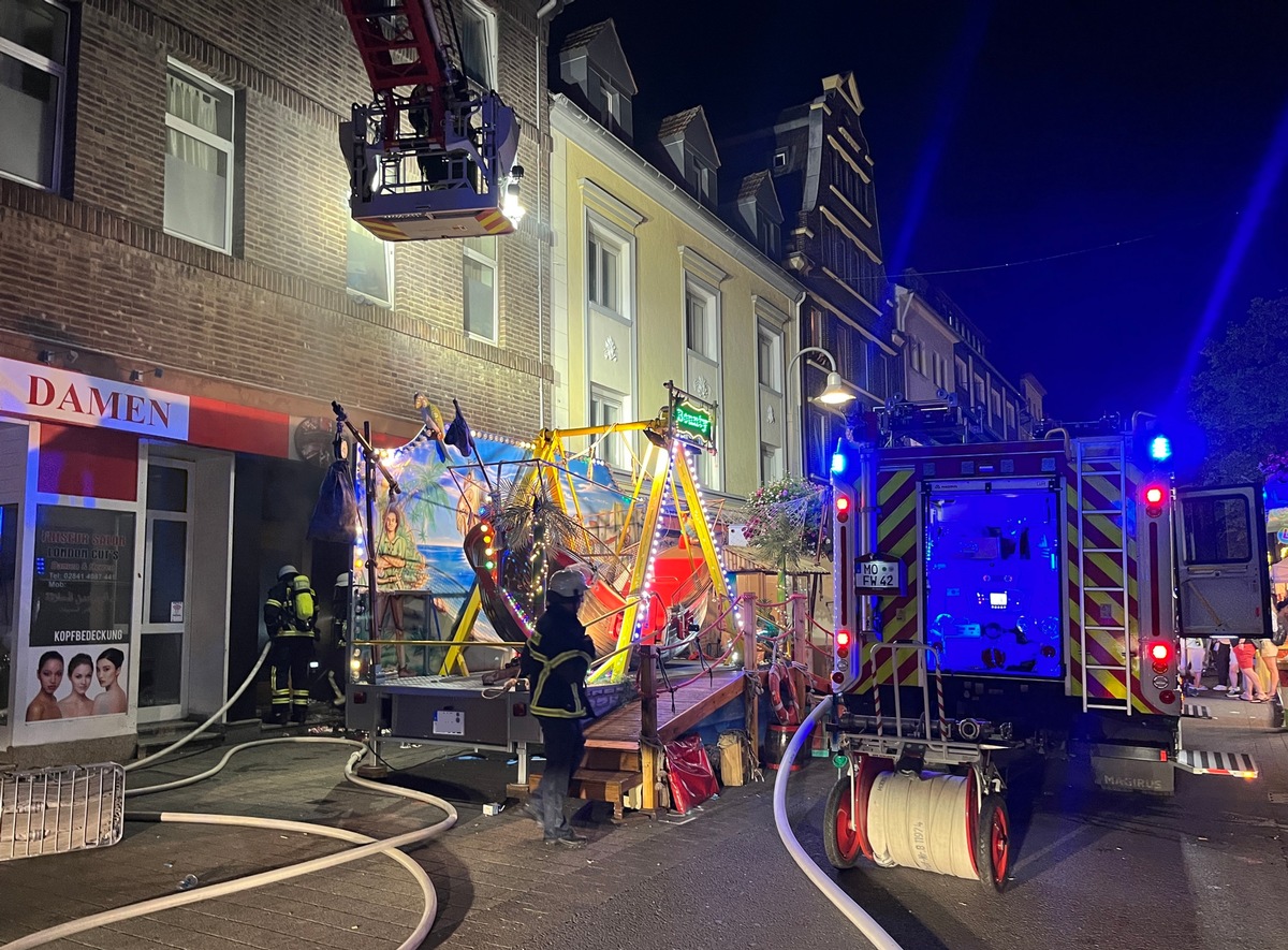 FW Moers: Brand inmitten der Moerser Kirmes