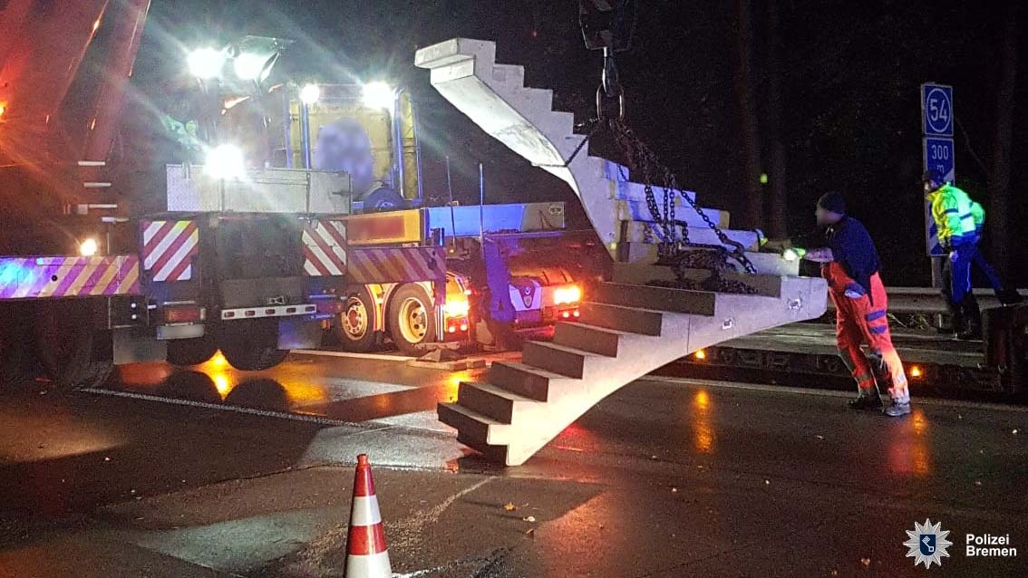 POL-HB: Nr.: 0746 --LKW verliert Betontreppe auf der Autobahn--