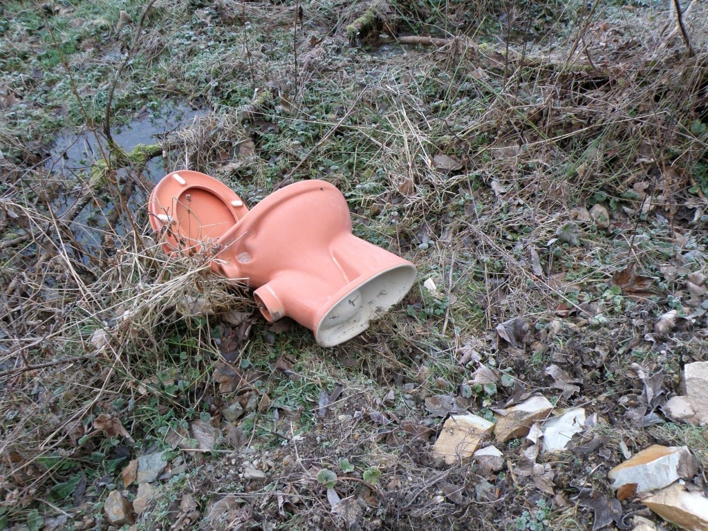 POL-LDK: Altes Bad bei Blasbach im Wald entsorgt/ Polizei bitte um Mithilfe