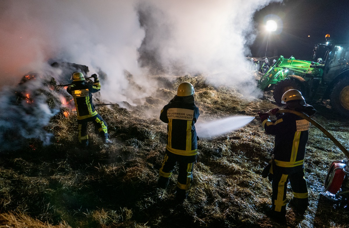 FW-BO: Brand von Strohballen in Bochum Stiepel - Abschlussmeldung