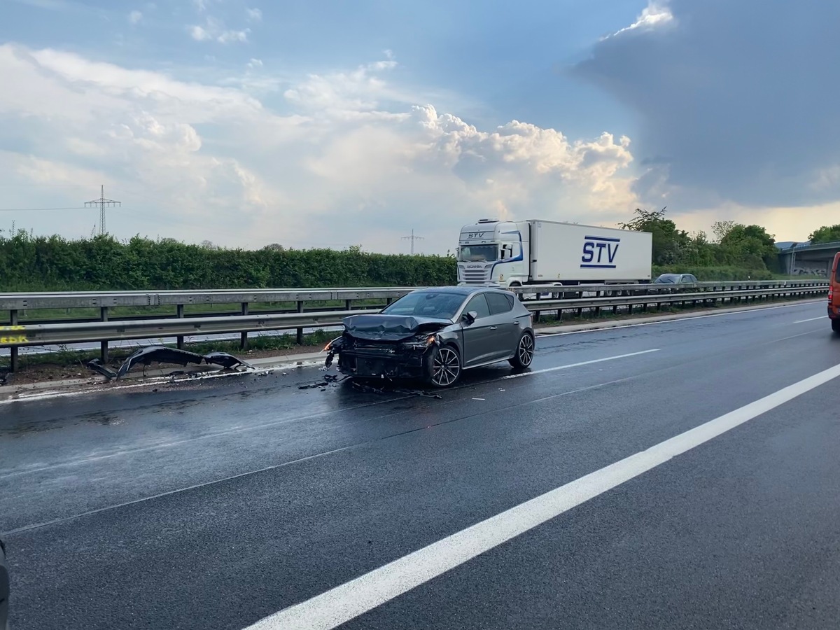 POL-PDLD: Verkehrsunfall mit leichtverletzter Person durch Aquaplaning