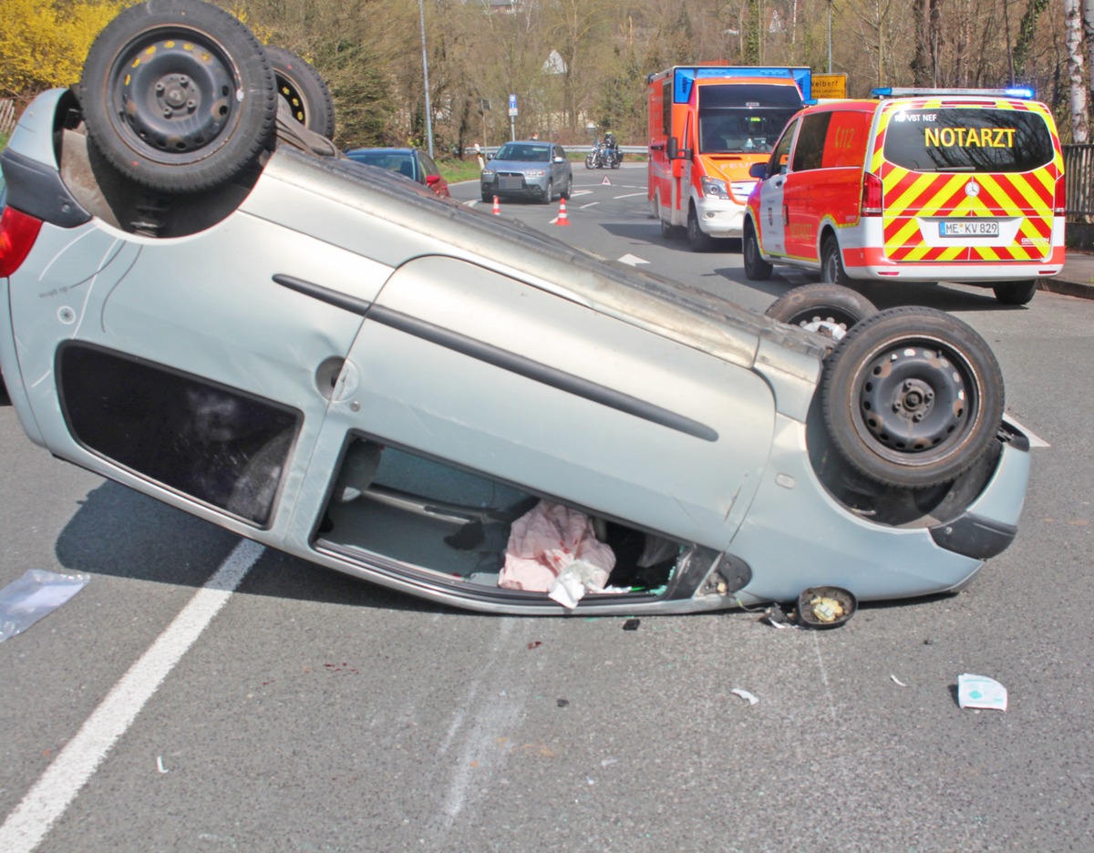 POL-ME: Auto überschlug sich: Velberter bei Verkehrsunfall schwer verletzt - Velbert - 2104007