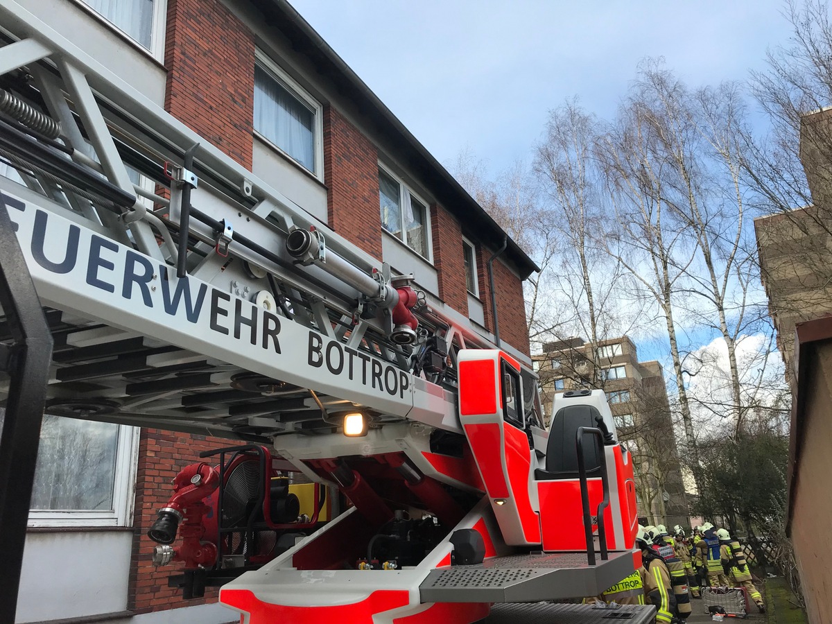 FW-BOT: Brennender Teppich in Wohnung