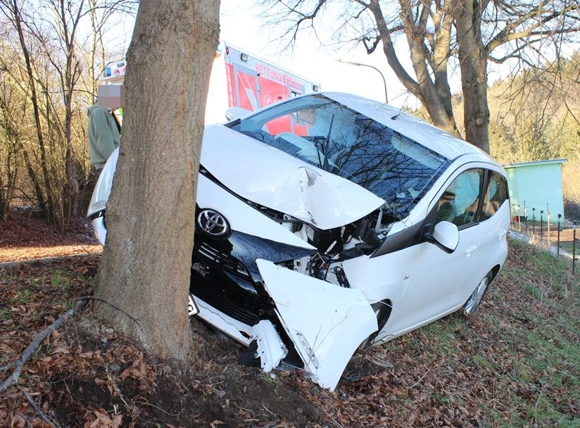 POL-RBK: Kürten - Senior landet mit seinem Toyota vor einem Baum