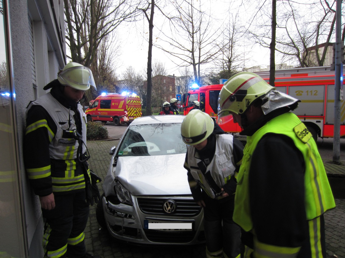 FW-MH: Ungewöhnlicher Verkehrsunfall vor dem Krankenhaus