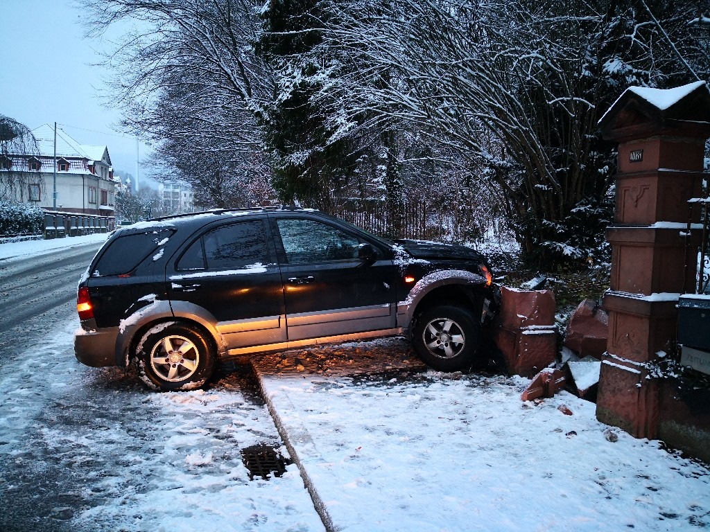 POL-PDNW: Verkehrsunfall mit Sachschaden auf schneeglatter Fahrbahn.

Sonntag, 16.12.2018, 08.00 Uhr