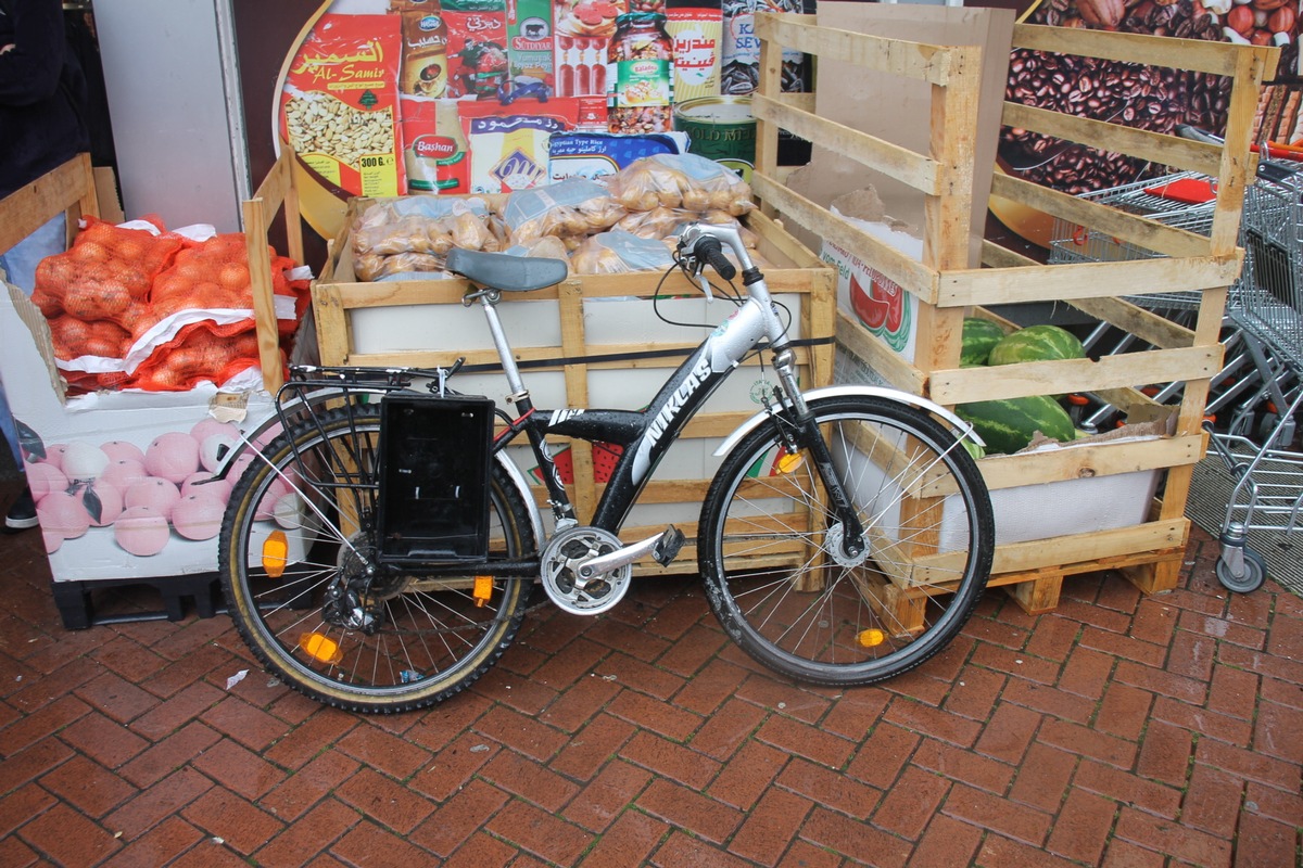 POL-SI: Schwerverletzter Radfahrer nach Zusammenstoß mit Lkw - Identität des Radfahrers noch unklar - #polsiwi