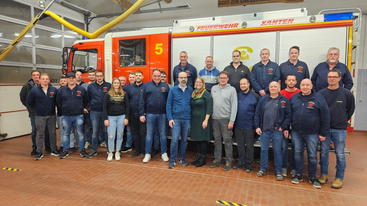 FW Xanten: Wertvolles Feedback und Anerkennung für die Feuerwehr - Patient besucht den Löschzug Xanten-Nord