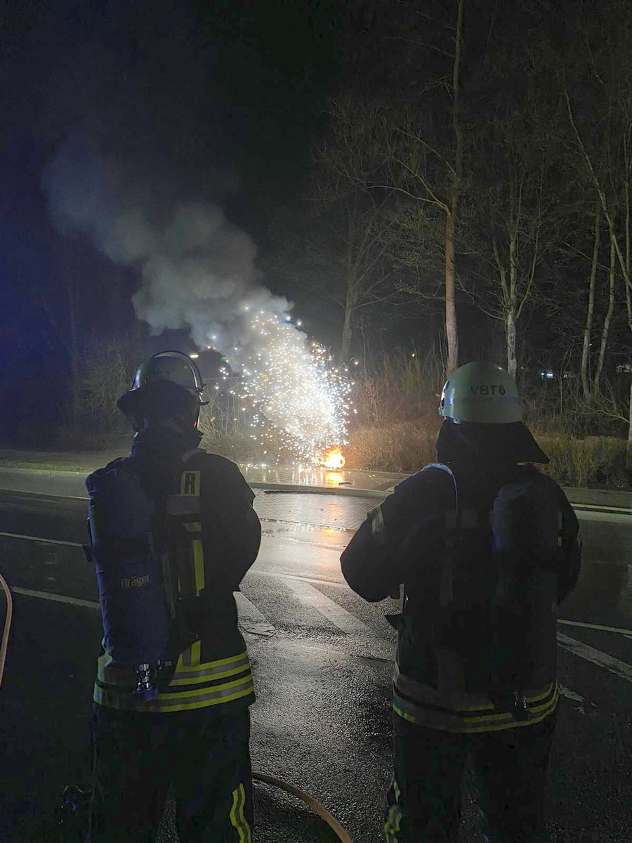 POL-ME: Stromverteilerkasten nach Unfall abgebrannt - Verursacher flüchtet - Velbert - 2103084