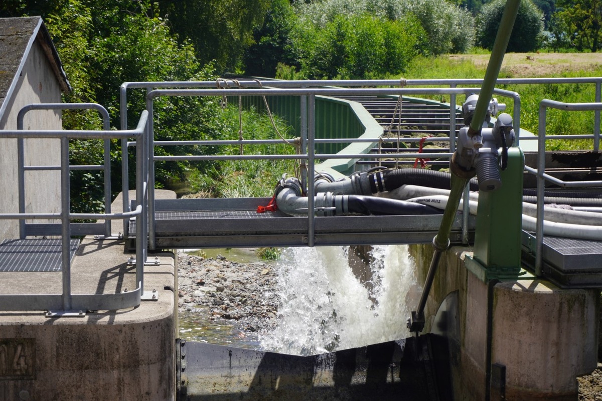 THW HH MV SH: Pumpeinsatz nach unterspülter Brücke an der B192