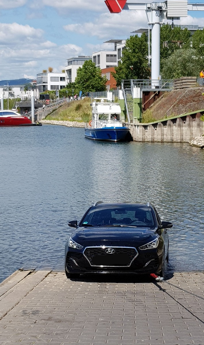 POL-HBPP: Auto rollt in den Schiersteiner Hafen