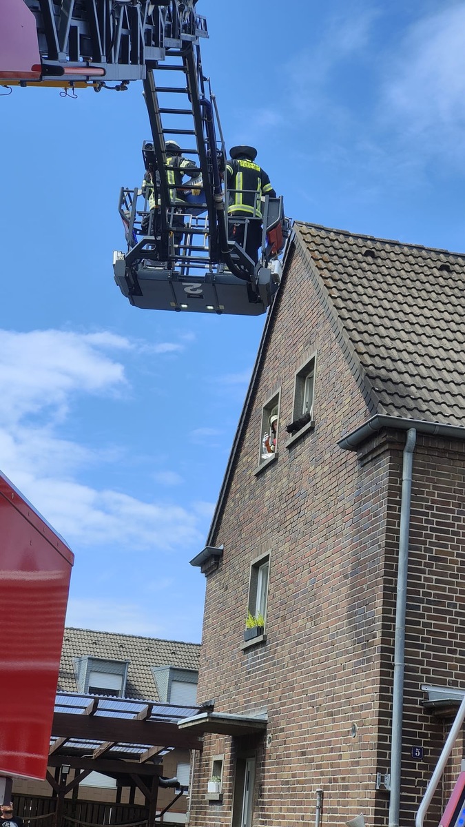 FW Bergheim: Mehrere Brände und eine Tierrettung am Freitag in Bergheim