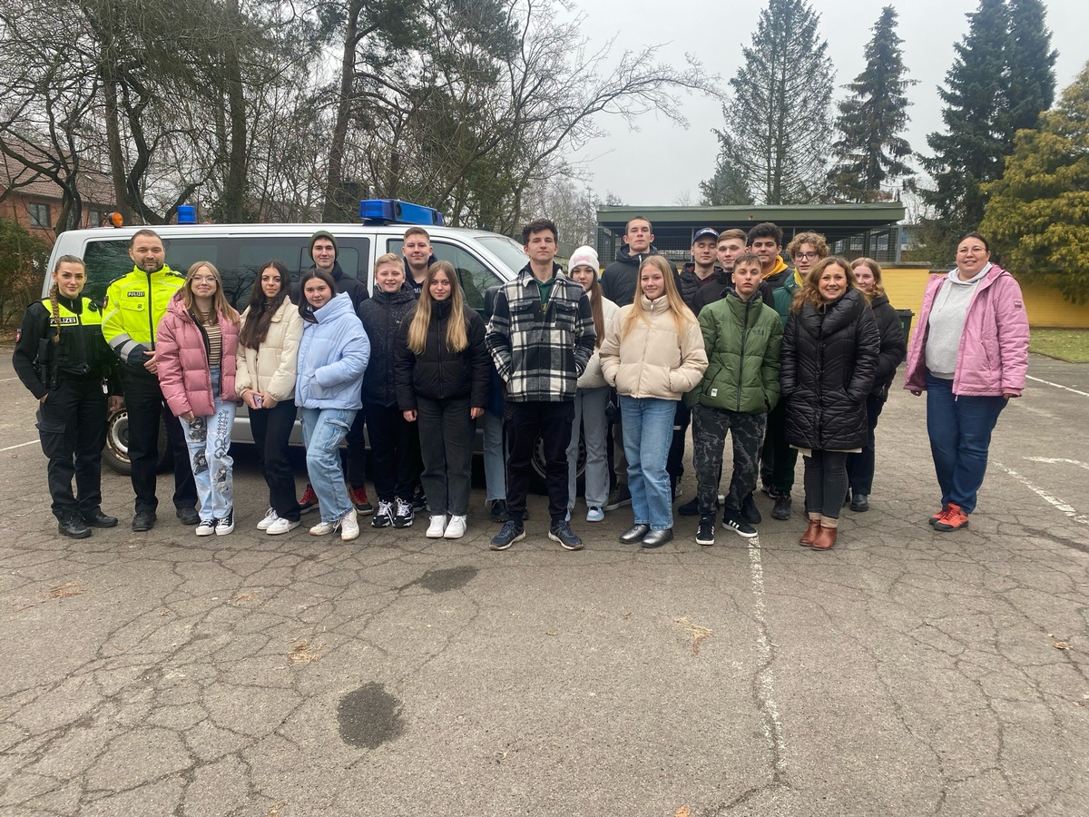 POL-NI: Nienburg - Gewinnbringender Präventionsworkshop mit Lehrkräften, ukrainischen geflüchteten Jugendlichen und der Polizeiinspektion Nienburg/Schaumburg