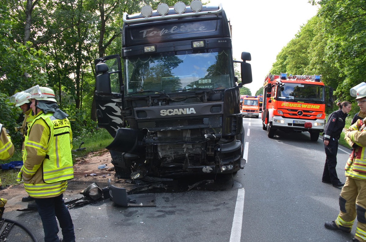 POL-STD: Frontalzusammenstoß auf der Bundesstraße 73 in Stade - eine Autofahrerin schwer verletzt - erhebliche Verkehrsbehinderungen