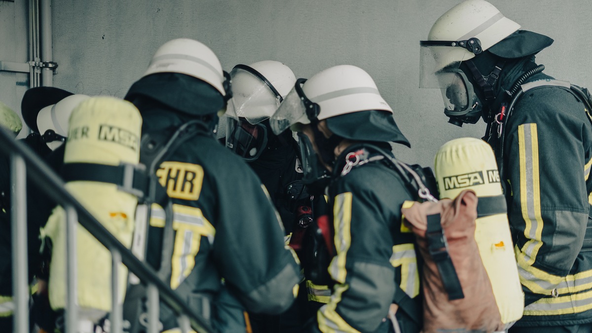 FW Moers: Wieder Brand in leerstehendem Gewerbekomplex an der Chemnitzer Str.