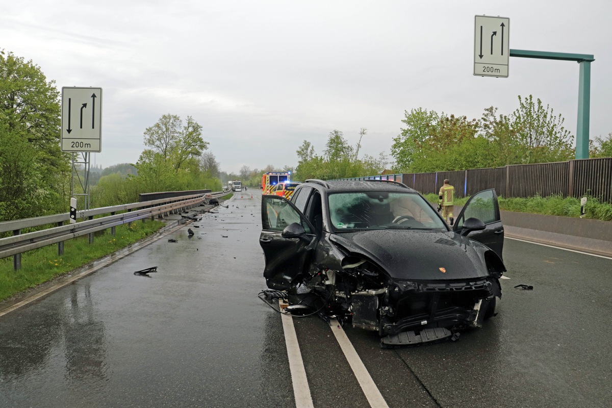 POL-HX: Fahranfänger schleudert mit Porsche gegen Schutzmauer