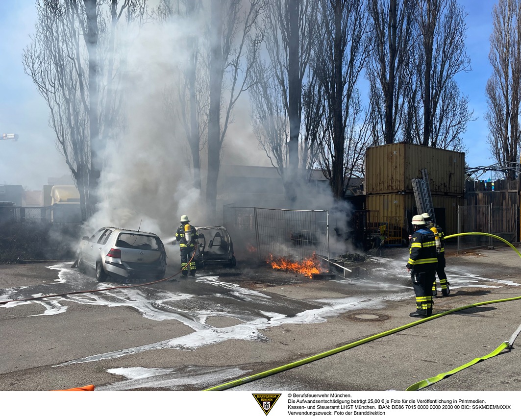 FW-M: Mehrere Pkw durch Feuer zerstört (Großmarkthalle)