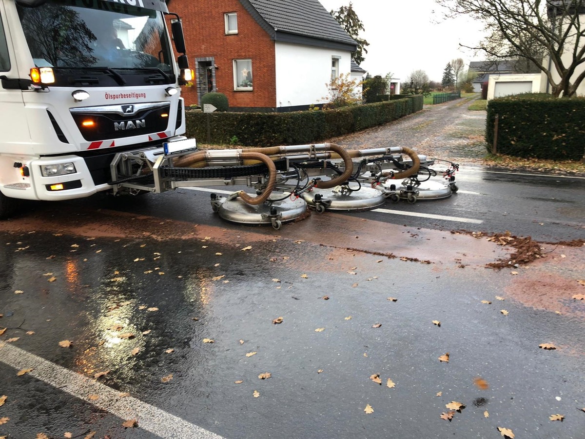 FW-KLE: Auslaufende Betriebsstoffe / Bundesstraße von Spezialfirma gereinigt