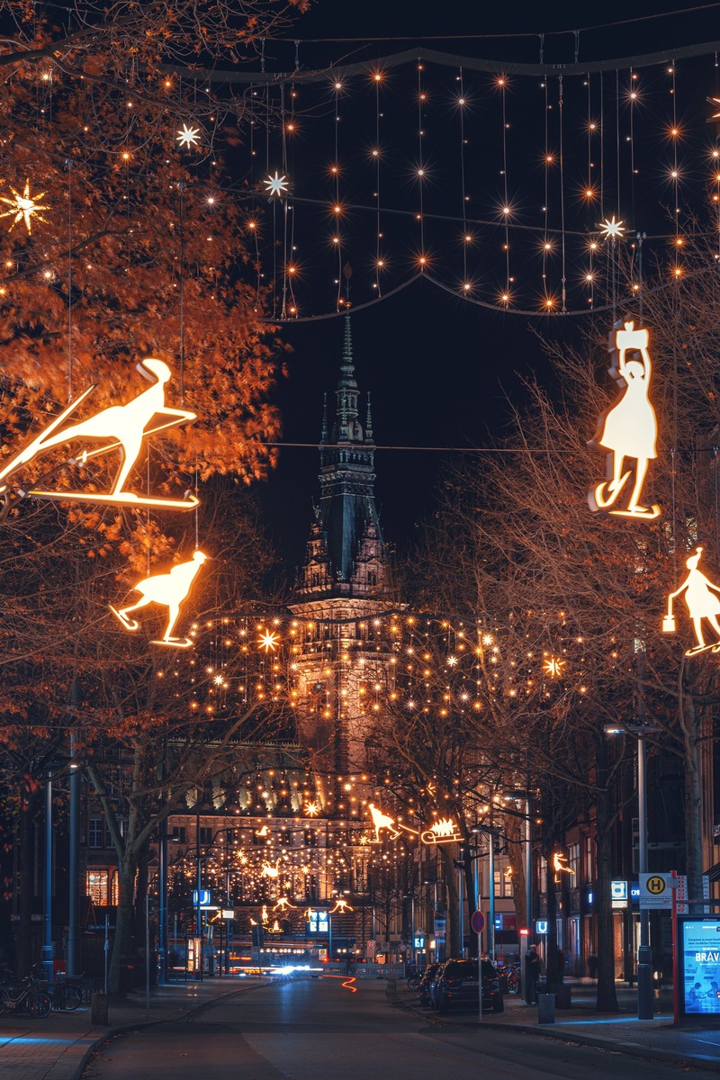 Mönckebergstraße erstrahlt in neuem Glanz / Vicky Leandros schaltet neue Winterbeleuchtung an / Fotowettbewerb #Möleuchtet