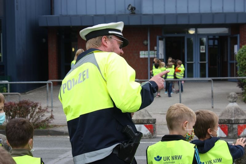 POL-ST: Greven, Wie überquere ich richtig die Straße? Die Polizei unterwegs mit Erstklässlern