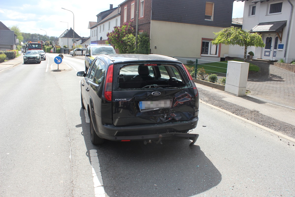 POL-RBK: Kürten - Zweiradfahrer fährt Pkw auf und verletzt sich dabei schwer