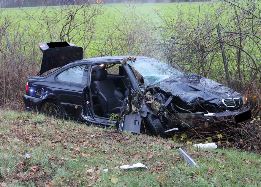 POL-MI: Pkw touchiert zwei Straßenbäume