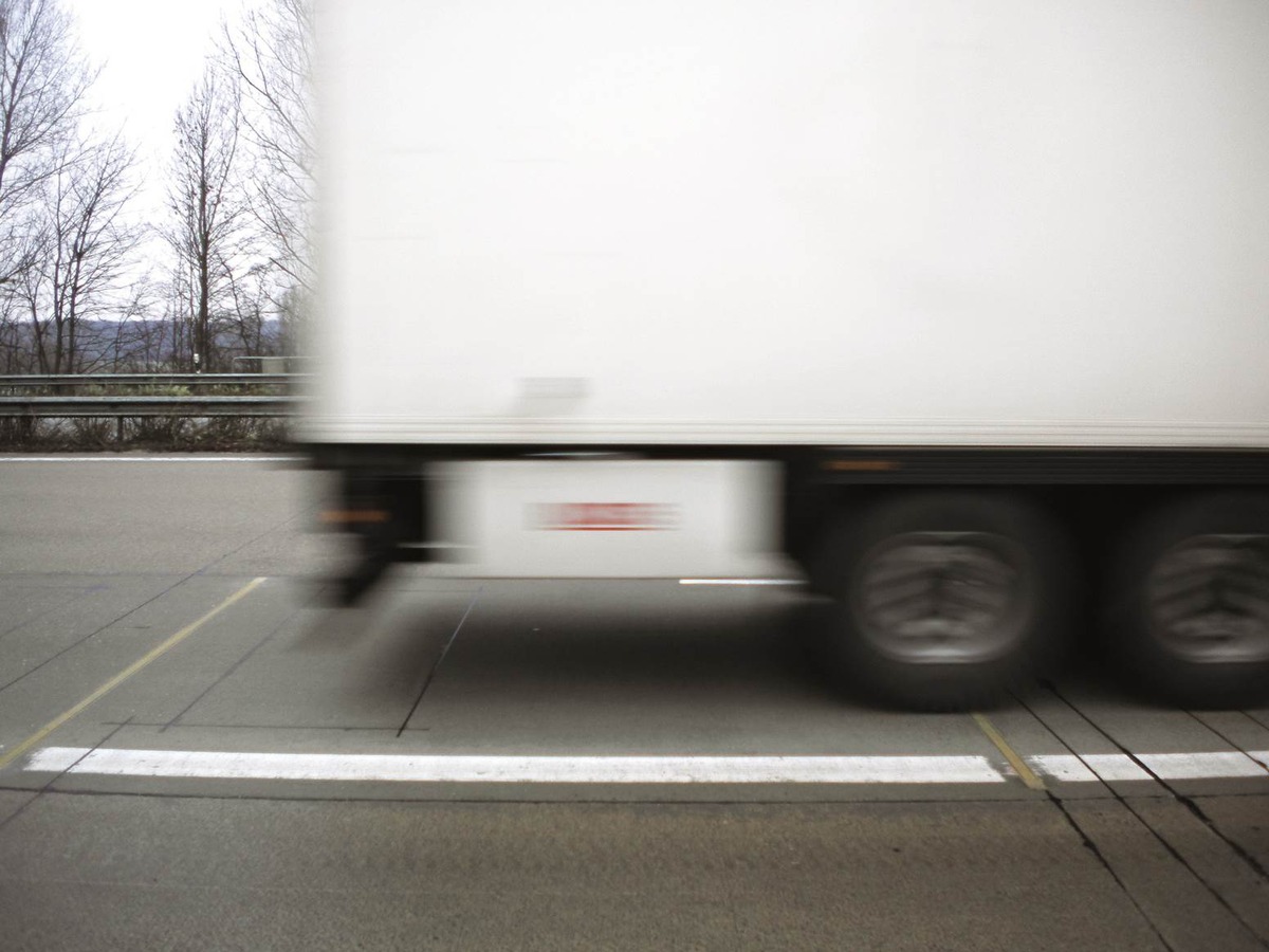 AUTO BILD | Bundesrechnungshof schlägt Alarm: Überladene Lkw machen unsere Straßen kaputt